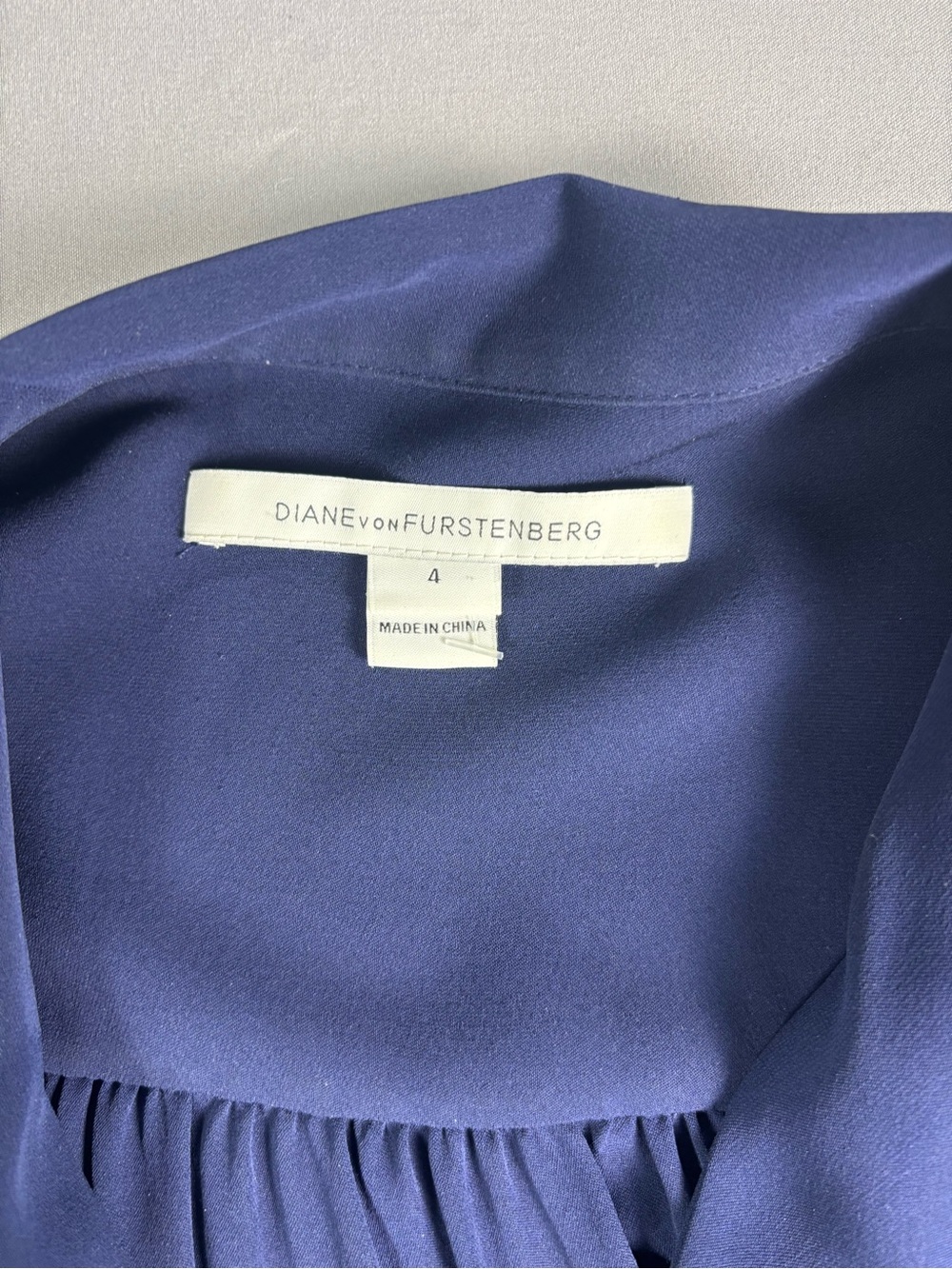 Diane Von Furstenberg 100% Silk Blouse Size 4 Navy Tie-Neck NWOT - Picture 5 of 15